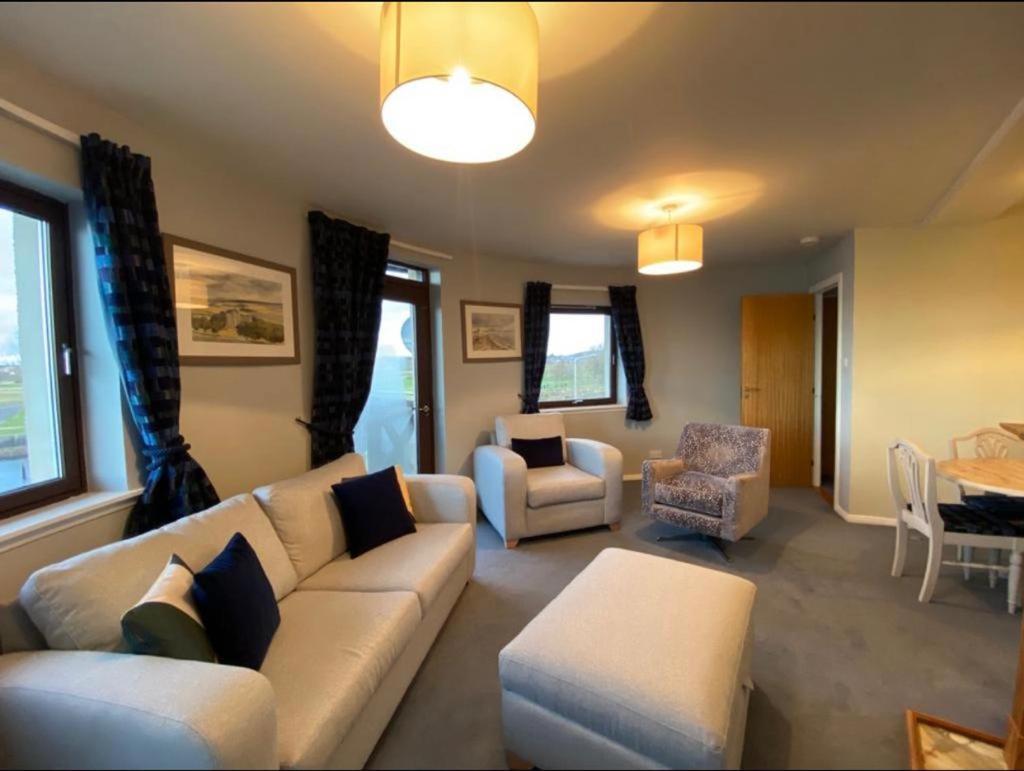 Harbour And River View, 50m From Doorstep & Free Parking Apartment *