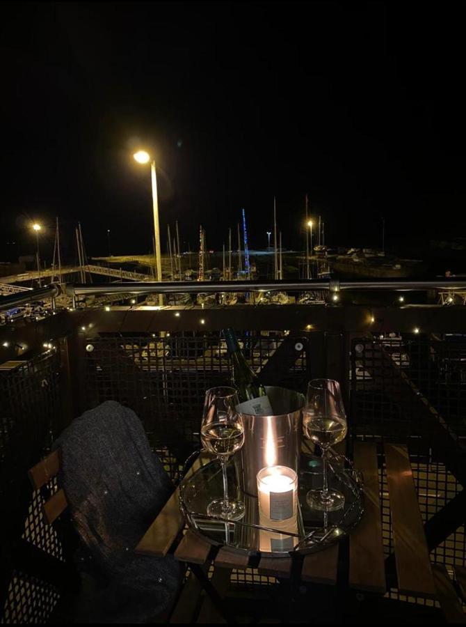 Harbour And River View, 50m From Doorstep & Free Parking Apartment *