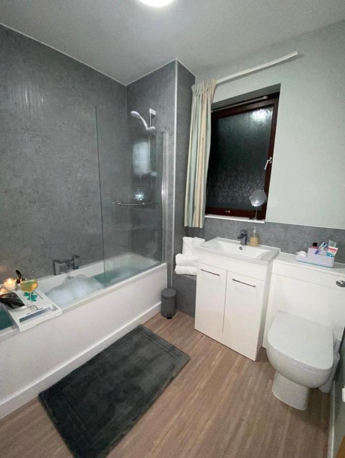 Apartment Harbour And River View, 50m From Doorstep & Free Parking