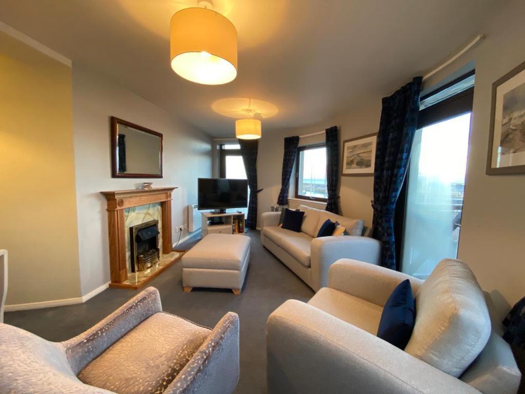 Harbour And River View, 50m From Doorstep & Free Parking *