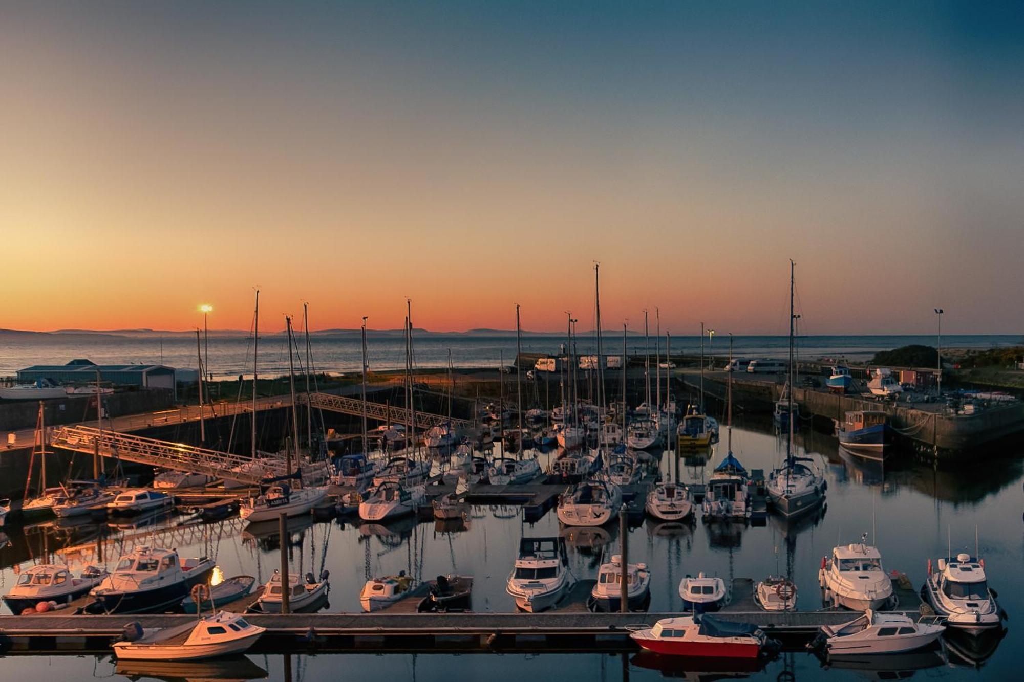 Apartment Harbour And River View, 50m From Doorstep & Free Parking